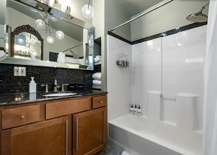 Stylish Oasis In Arcadia: Private Pool Prime Location *
