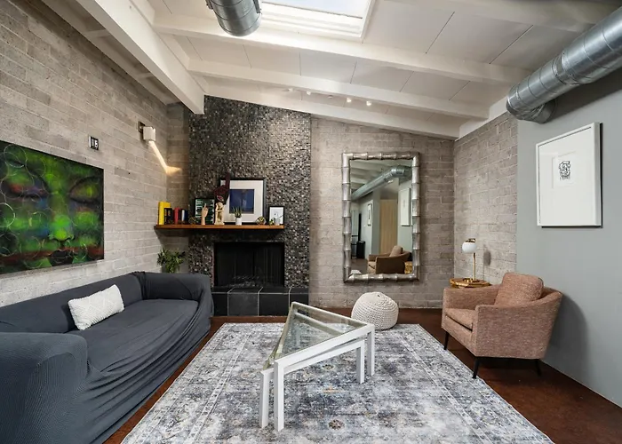 Stylish Oasis In Arcadia: Private Pool Prime Location