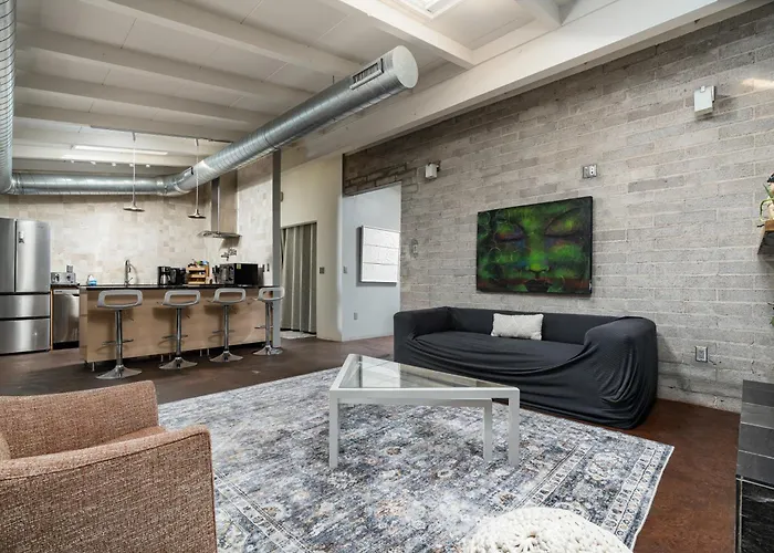 Stylish Oasis In Arcadia: Private Pool Prime Location