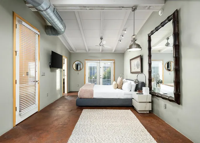 Holiday home Stylish Oasis In Arcadia: Private Pool Prime Location